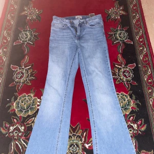 Blå bootcut jeans från ONLY - Snygga blå bootcut jeans från ONLY i storlek M. Perfekta för en avslappnad stil med en klassisk bootcut passform. Tillverkade i denim med en bekväm midwaist.