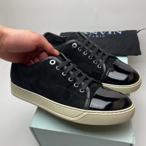 Lanvin skor(nyskick) - Hej! Säljer nu dessa svin feta lanvin skor! Skorna är i toppskick skick! Perfekt för dig som vill ha känslan av att köpa nya! Har ett begränsat antal boxar, dust bag och extra skosnören. Hör av dig vid frågor eller liknande