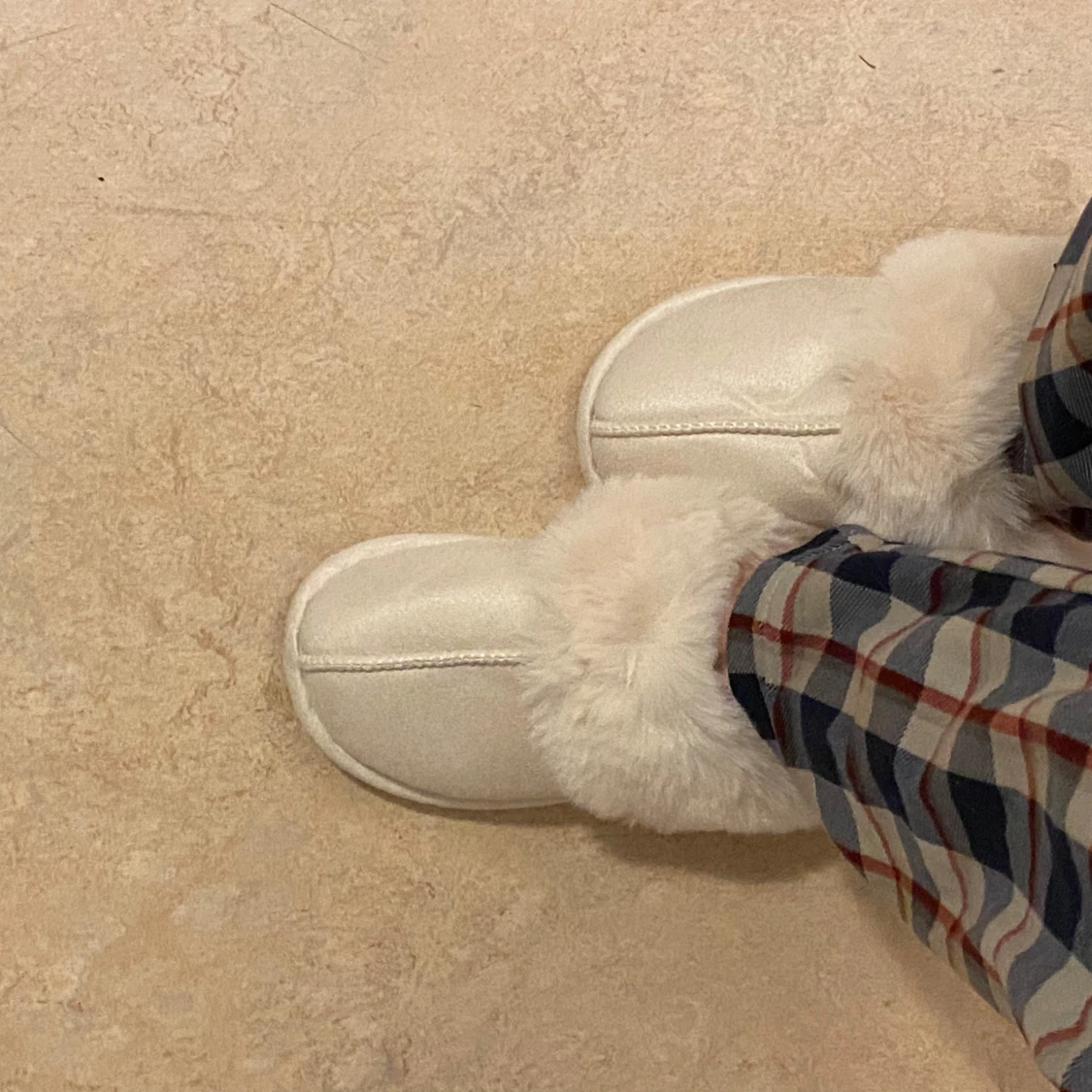 Vita tofflor med fluff - 91