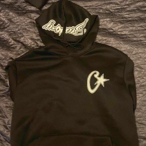 Svart set - Säljer svart set som jag fick av en i slänten, köpt från Frankrike för stor för mig så jag får sälja. Skick 10/10