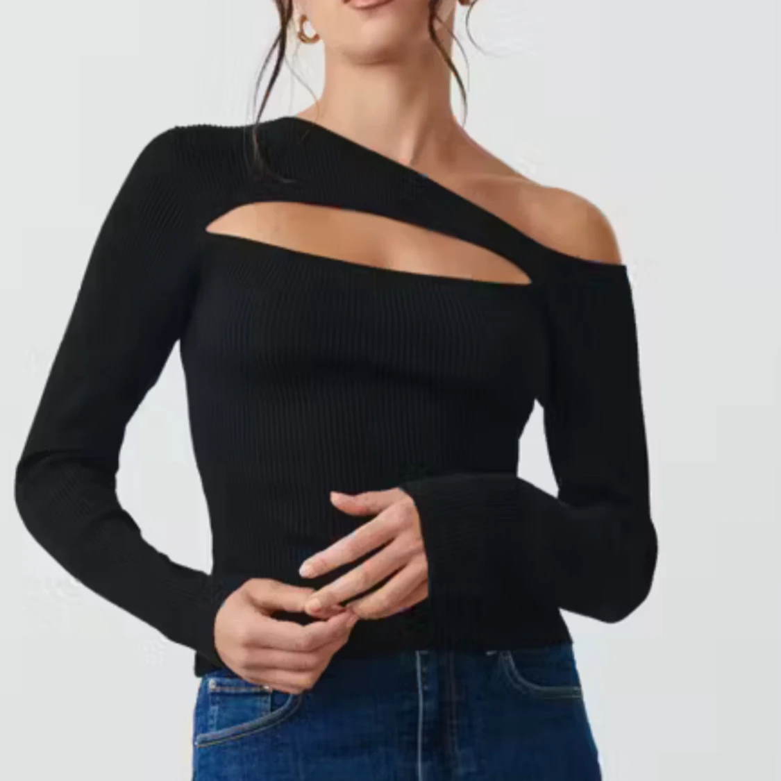 !!!!SÖKER!!!! Svart cutout topp från Gina