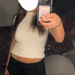 Vit ribbad topp från Zara - Säljer en vit ribbad topp från Zara. Toppen är i bra skick och super snygg. Passar mig som nästan alltid har S så skulle säga att den passar S/M💕