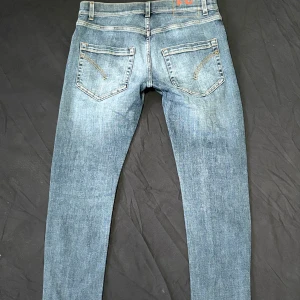 Dondup jeans - Feta dondup jeans i storlek 31 bra skick inga defekter. Denna modell är slimfit och lik modellen ”George”