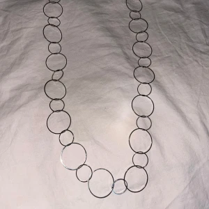 Halsband/midjesmycke - Silvrigt halsband som också funkar som midjesmycke! Ger lite y2k vibe 