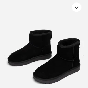 Liknande uggs  - Snygga och bekväma liknande ugg skor i mocka med en mjuk insida. Perfekta för kyligare dagar och kostar ursprungligen 599kr. Bilder tagna från hemsidan så kom privat för riktiga bilder! 💕