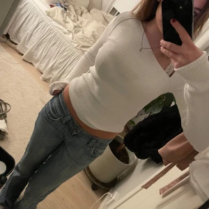 Vit ribbad tröja - Säljer denns super snygga, unika vita ribbade tröjan som är helt ny och oanvänd. Inga defekter! Passar både till vardags och fest🥰