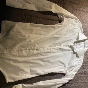 Vit skjorta från Eton - Säljer en stilren vit skjorta från Eton i slim fit med längre ärmar. Använts få antal gånger då jag växte snabbt ut ur den. Tveka inte att ställa frågor 