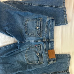 Blå Levis jeans med bootcut - Säljer ett par klassiska blå Levis jeans med bootcut. 