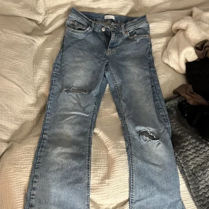 Blå jeans med slitningar - Blå jeans från Gina Tricot i storlek 38. De har slitningar på benen. Säljs pga rensning💓 Tar bort fläckarna innan jag lämnar in dom💓