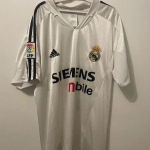  Real Madrid retro fotbollströja - Realmadrid retro tröja från 2005 med trycket ”Zidane 5” Passar storlek M och L