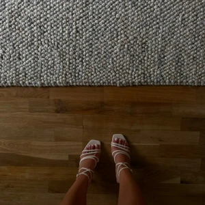 Vita klackskor - Från stradivarius! Tror klack höjden är runt 8-9cm? Storlek 38-39