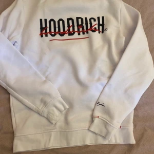 Vit långärmad tröja från Hoodrich - Säljer en vit långärmad tröja från Hoodrich med tryck på både fram- och baksidan. Använd 2 gånger och är limited edition