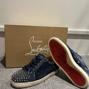 Christian louboutin - Säljer nu dessa mycket stiliga christian louboutin skorna i marinblå, skorna är i storlek 40 och 1/2 men passar även 41, skorna är 1 år gammal och använda mycket försiktigt, dom är  slitna/skadade på insidan vid hälen men man kan lägga något mjukt så märks de knappt, kan gå ner lite i pris vid en snabb affär 