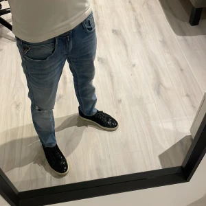 Replay Anbass jeans - Tjena! Säljer nu dessa as feta replay Anbass jeans. Skicket är 10/10 Inga defekter ingenting! Pris kan diskuteras (Ps storleken står 34, men känns som en 32)