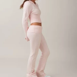 Beige stickad hoodie och byxor - Populärt stickat yoga set. Säljer ett set med en beige stickad hoodie och matchande byxor.