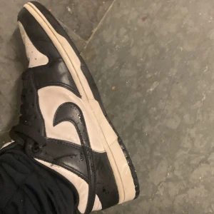 Nike Dunk i svart och vit - Snygga Nike Dunk sneakers i svart och vit med klassisk snörning. Perfekta för en stilren look.