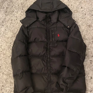 Svart polo Ralph Lauren jacka  - Jackan är kostar endast 949 kr Skriv dm för mer information 🙏