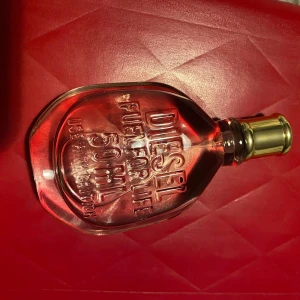 Diesel Fuel for Life Eau de Parfum - Helt ny, fick i julklapp men passar ej mig tyvärr, plasten är borttagen endast för att lukta på den  Säljer en flaska Diesel Fuel for Life Eau de Parfum. Flaskan har en unik design med en gyllene spraykork och texten ingraverad på framsidan. Förpackningen är stilren med en etikett och snöre som ger en rustik känsla. Perfekt för den som vill ha en doft med karaktär. 