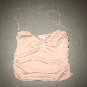 Rosa linnetopp från MISU - Säljer en söt rosa linnetopp från MISU med tunna axelband och rynkade detaljer på sidorna. Perfekt för varma sommardagar eller som ett lager under en jacka.