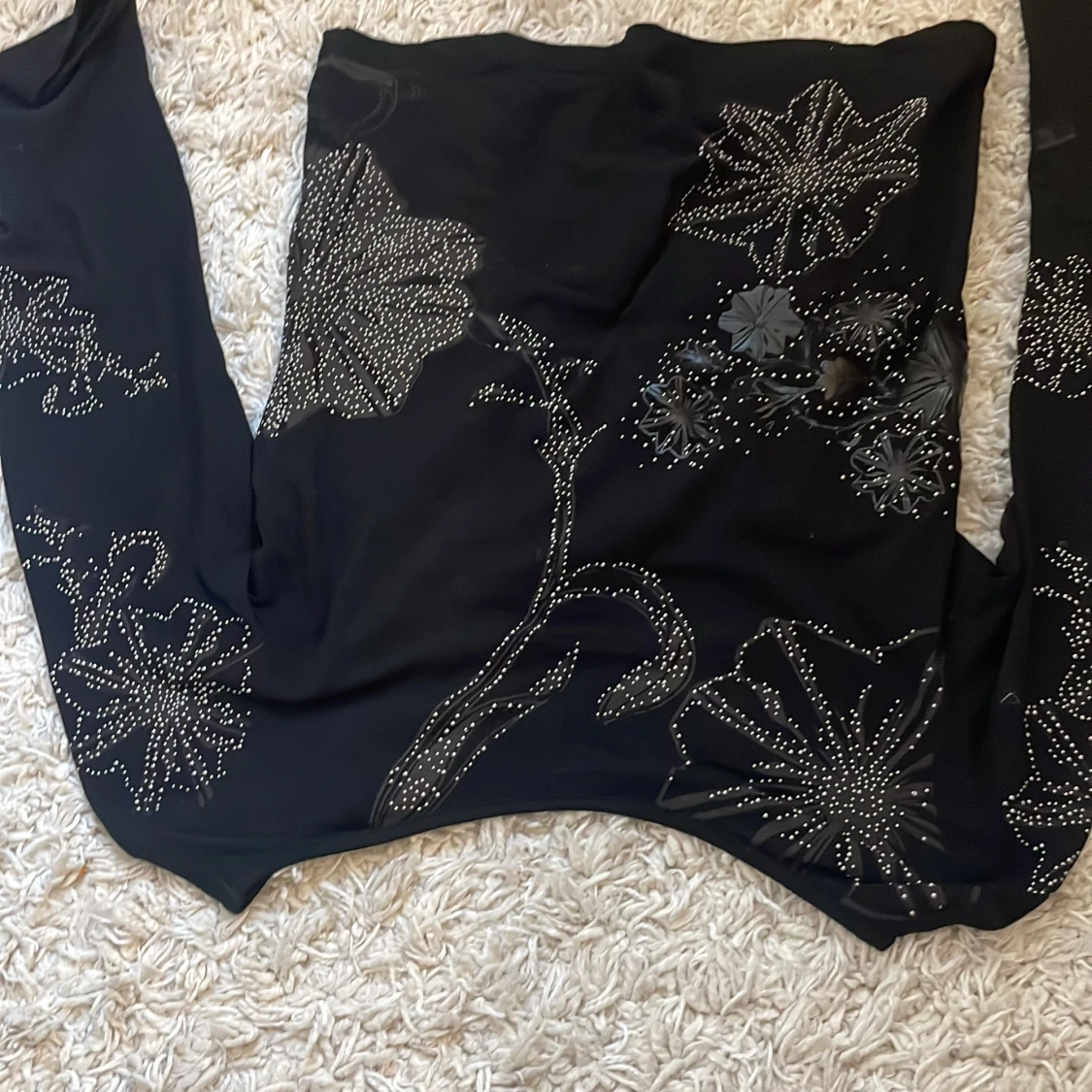 Svart långärmad topp med blommönster