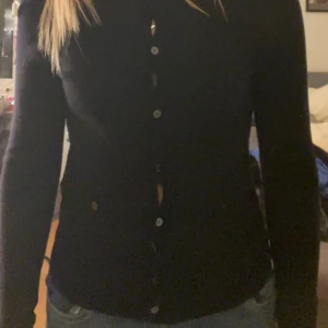 Svart kofta från Jasper Conran - Snygg svart kofta från Jasper Conran med knappar hela vägen fram. Perfekt för lager-på-lager och passar till många olika outfits.