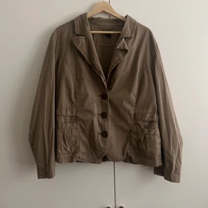 Brun kavaj med knappar - Kort trenchcoat/kappa i en beige, brun färg, inga defekter!! Passar S-L💕