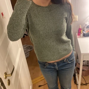 Grön stickad tröja från Vero Moda - Säljer en mysig grön stickad tröja från Vero Moda. Tröjan har en rund halsringning och långa ärmar. Den är i väldigt bra skick. 