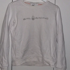 Vit sailracing tröja - Vit sail racing tröja stl S dam, bra skick. Skriv gärna för fler bilder eller vid frågor🩷 Pris kan diskuteras!