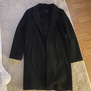 Lång svart kappa - S men passar även XS skulle jag säga. Lång svart kappa, kommer inte till användning. 🥰🥰🥰