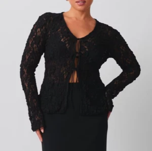 Svart spetskofta från Gina Tricot - Svart laced tröja med knytningar framtill. Populär från Gina tricot och är slutsåld på hemsidan. Storlek S. Nypris: 359, mitt pris: 150.