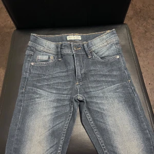 Blå jeans från Best 74 Denim - Säljer ett par snygga blå jeans från Best 74 Denim. De har en klassisk femficksdesign och en bekväm passform. Perfekta för vardagsbruk! För barn!!