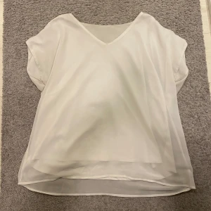 Vit blus - Super fin och trendig blus🥰