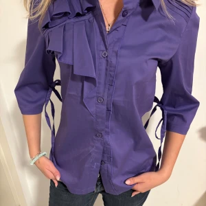 Skjorta med volanger  - Använd någon gång, snygg passform och bra kvalitet men kommer inte till användning tyvärr! Jag är storlek xs men kan nog även funka som en S💜