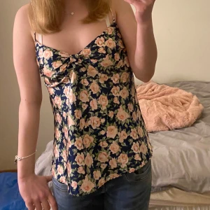 Blommig linne  - Blommigt linne i satin. Perfekt för sommaren, skriv för fler bilder💕pris går att diskutera S-M storlek