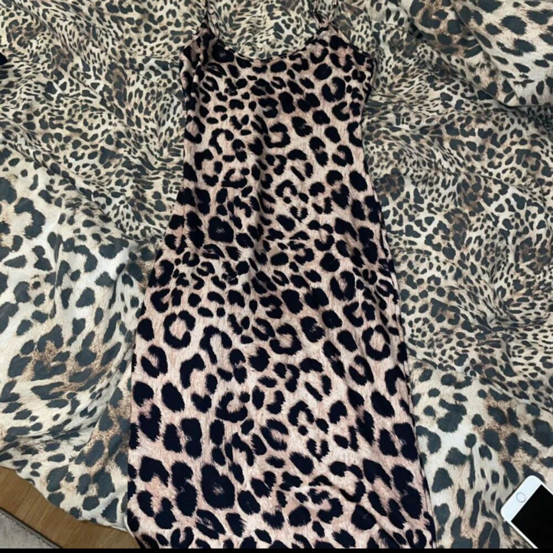 Leopardmönstrad klänning med smala axelband - 1