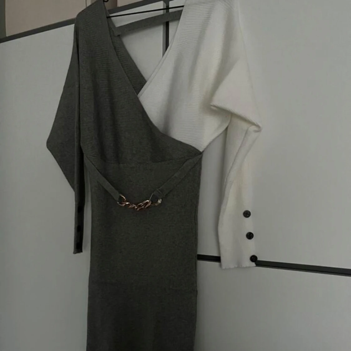 Grå och vit omlottklänning från SHEIN - 1