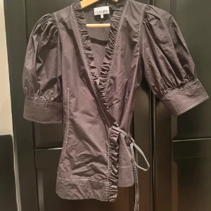 Ganni blus - Superfin blus från ganni i stl 34, 500+frakt