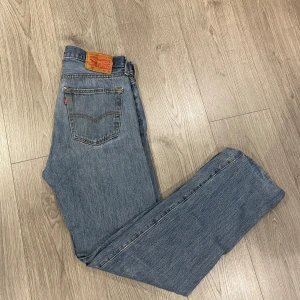 Levis jeans i blå denim - Storlek W32 L34, hör av dig om du vill ha fler bilder!