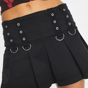 mini y2k skirt  - en svart minikjol med silver detaljer. så fin och passar till det mesta 🖤