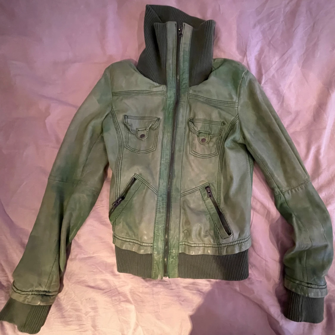 Grön skinnjacka med dragkedja - 91