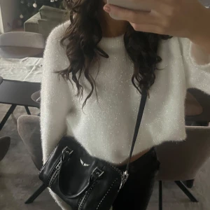 Vit stickad glittrig tröja - As snygg vit glittrig stickad tröja! Väldigt unik och fin! Det står inte storlek på men uppskattar att de är en M 