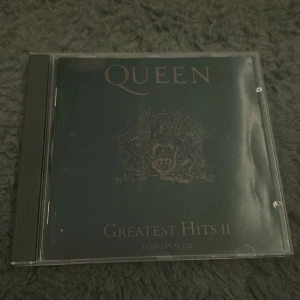 queen cd skiva - queen skiva med deras ”greatest hits II”, näst intill perfekt skick men inte ny. säljer då jag har dubbletter! 