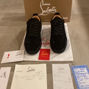 Christian Louboutin  - Säljer ett par svarta  Louboutins i nytt skick. Skit snygga och passar året om. Vet inte om dom är äkta och därför jag säljer. Kvitto, box, dustbag, kort , nya spikar och många andra äkthet bevis följer såklart med! Skriv för frågor och pris kan diskuteras.