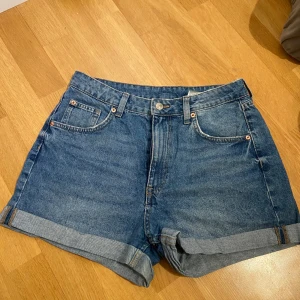 Jeansshorts HM - Jeansshorts från Hm, säljer då de blivit för stora! 