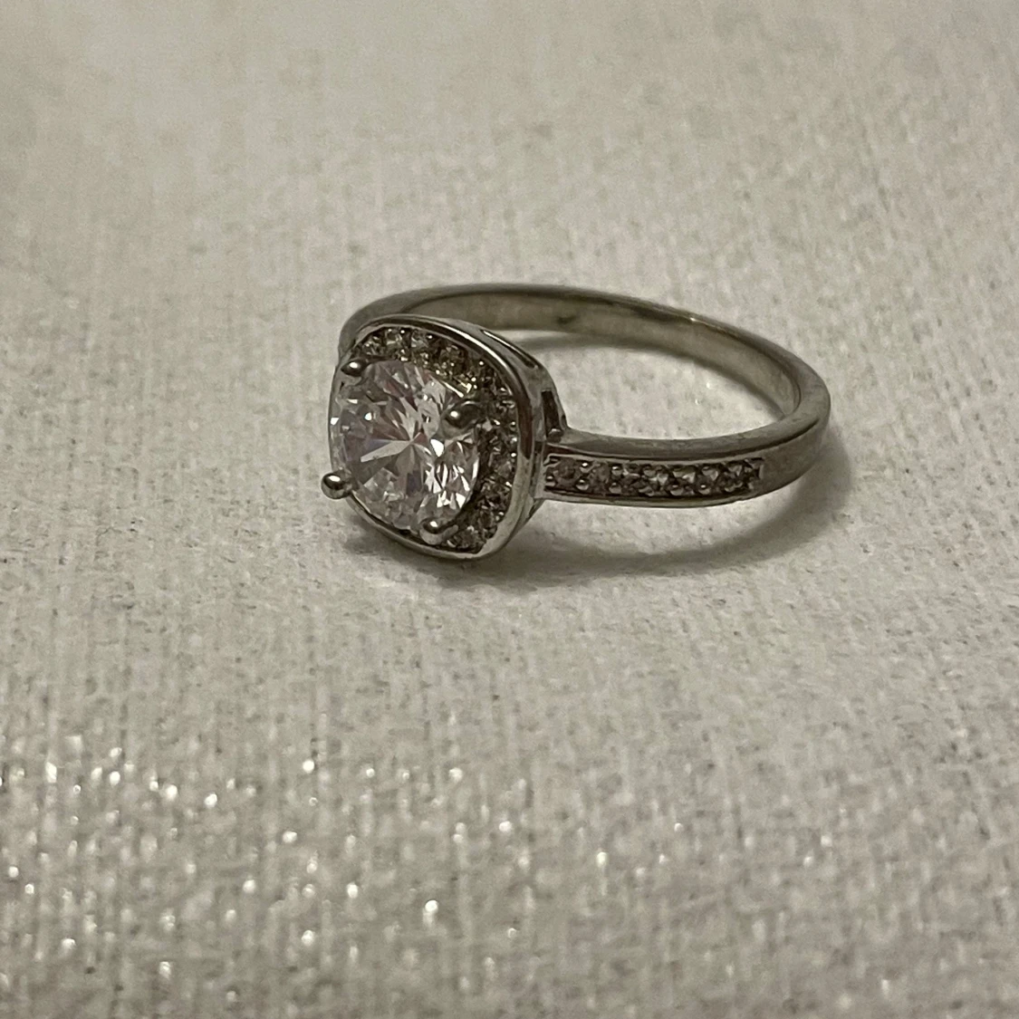 Silverring med glittrig sten - 93