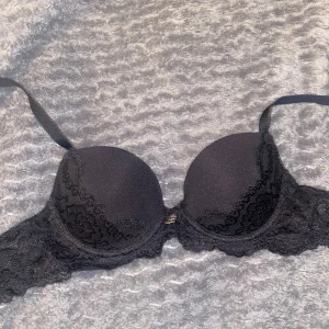 BH med bygel, svart och spets  - Storlek: A 65 / AA 65. Bygel och svart spets.