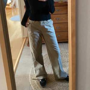 Beige byxor från Weekday - Dickies liknande byxor från weekday 💗toppskick! Pris kan diskuteras