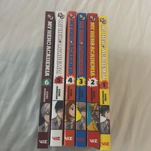 My Hero Academia Volym 1-6 - Säljer en samling av de första sex volymerna av mangan My Hero Academia av Kohei Horikoshi. En fantastisk start för nya läsare eller ett bra tillskott till en befintlig samling. Aldrig läst ur dom. Köpta för ca 129kr styck. Man kan köpa vilken man vill och hur många man vill, behöver bara göra mig av med dom