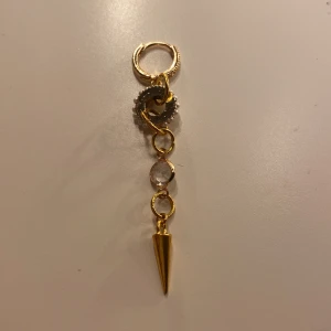 Örhänge🤍 - Superfint örhänge som inte kommer till användning😊