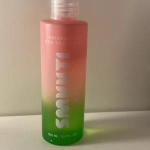Watermelon Dew Toner Mist från Smuuti. Priset från smuuti är 160 kronor och säljer pga att jag har många produkter från Smuuti, kostar i nu fallet 80 kronor  - Fräsch toner mist med doft av vattenmelon från SMUUTI. 